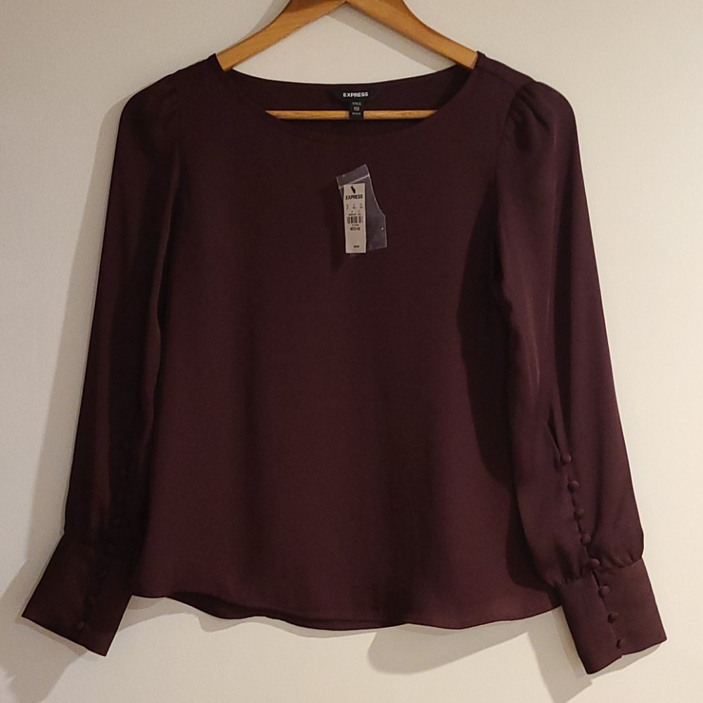 Beautiful Buton detail blouse.